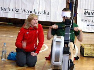 Fotografia: Kamila Soćko dopinguje Roberta Niesyczyńskiego